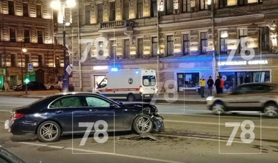 Два Mercedes столкнулись на Невском проспекте